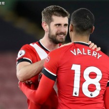 爱游戏-小心超人躺在伽罗怀里图片