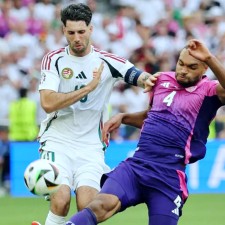 爱游戏官网-欧国联赛球队交锋激烈，场上对抗绝不示弱()