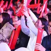 爱游戏体育-赛场上的激烈对抗，引发观众热烈讨论()