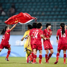 爱游戏体育-国足团结拼搏，斩获国际比赛冠军，夺得荣誉()