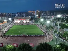 爱游戏官网-足球巅峰对决再上演，球员们全力以赴，赛场热血沸腾()  第1张